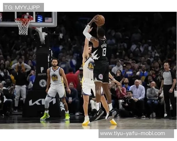 攻防兼备的保罗乔治半场表现出色贡献12分2板2助3断1帽