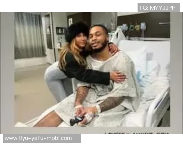 惠特摩尔身穿病号服与女友合照因血栓无限期缺阵与文班同款伤病相似 惠特摩尔身穿病号服与女友合照因血栓无限期缺阵与文班同款伤病相似